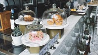 Rocket Coffeebar S49, salah satu kafe yang memiliki desain interior yang elegan dan bersahaja. Kafe ini menawarkan menu yang cukup sehat dengan beberapa hidangan yang mengandung bahan organik.