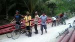 Foto: Perjuangan Terangi Pelosok Riau, Arungi Sungai Hingga Masuk Lubang