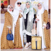 First Travel memberangkatkan Syahrini dan keluarganya umrah Maret lalu dengan layanan VVIP. Tampak Syahrini dan rombongan berfoto bersama Anniesa Hasibuan, desainer dan bos First Travel yang kini dipenjara. (Foto: Instagram)