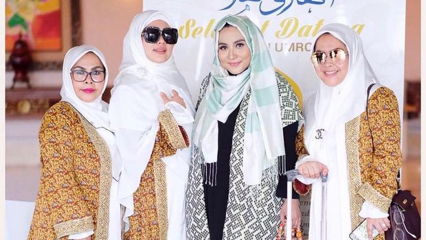  Gaya Syahrini saat Umrah Bersama First Travel