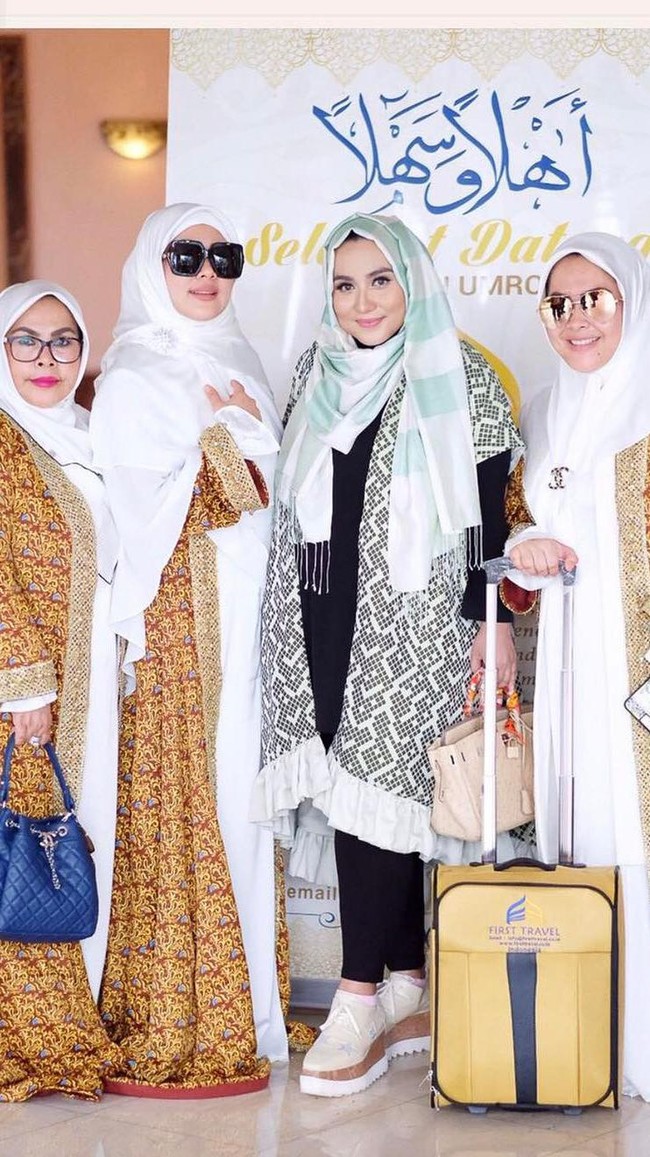 First Travel memberangkatkan Syahrini dan keluarganya umrah Maret lalu dengan layanan VVIP. Tampak Syahrini dan rombongan berfoto bersama Anniesa Hasibuan, desainer dan bos First Travel yang kini dipenjara. (Foto: Instagram)