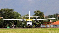 Pesawat karya anak bangsa ini lepas landas sekitar pukul 09.15 WIB di landasan pacu Bandara Husein Sastranegara, Jalan Pajajaran, Kota Bandung, Rabu (23/8/2017).