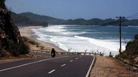 Foto: Kerennya lagi, Pacitan punya jalan raya dengan pemandangan lautan yang sangat indah. Nggak kalah keren dengan Great Ocean Road yang ada di Australia (detikTravel)