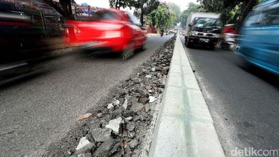 Serpihan Aspal di Jalan Raya Ragunan Bahayakan Pengendara