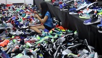 Karyawan Nike mencarikan sepatu pesanan pembeli.