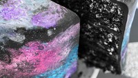 Cake dengan dasar warna hitam diberi hiasan nebula indah. Ada paduan warna biru, turquoise hingga ungu.