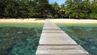 Pamungkas pulau terpencil bagaikan surga ada di Sulawesi, Indonesia. Disebutkan penulis bahwa, inilah salah satu harta karun Indonesia yang masih agak rahasia. Jika mau ke pantainya Sulawesi, traveler harus menembus jalan di tengah hutan dahulu. Ada 4 taman laut yang mengelilingi pulau ini yang bisa jadi tempat snorkeling sekaligus berjemur. Sayang, situs CNN Travel tidak merincikan, di mana tepatnya pulau ini berada. Ada yang tahu? (Foto: Fabio Achilli/CNN Travel)