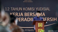 Ketua KY Aidul Fitriciada Azhari berpidato menyampaikan pidato.