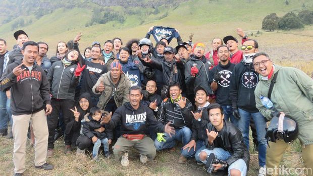Poppy Sovia Tunggangi Moto Guzzi di Pasir Berbisik Bromo 