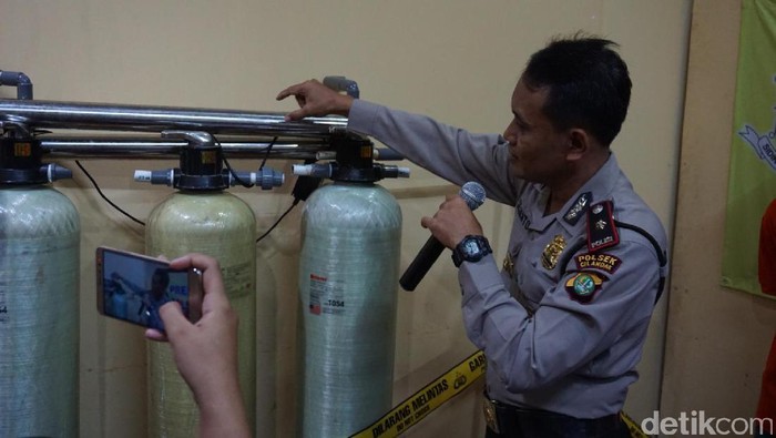 Polisi Bongkar Produksi Minuman Kemasan Palsu di Pamulang