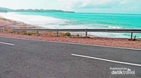 Foto: Pantai Soge berada di pinggir jalan raya. Dilihat dari kejauhan jalan raya saja sudah cantik, apalagi jika menghampirinya langsung sampai tepi pantai (Suci Pringgahapsari/dTraveler)