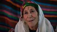 Fatma Benyadir (75) ditato oleh seorang wanita lokal saat dia berusia 12 tahun. Ia melakukannya tanpa memberitahu orang tuanya karena semua gadis seusianya bertato, ia harus menanggung rasa sakit yang luar biasa dan kemarahan orang tua hanya untuk tampil cantik (Zohra Bensemra/Reuters)