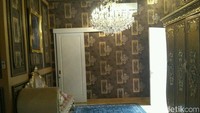 Rumah bos First Travel ditutupi dengan wallpaper bernuansa emas dan cokelat (Foto: Dok. Istimewa)