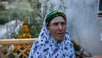 Djemaa Daoudi (90) dipaksa untuk memiliki tato oleh suaminya sesaat setelah pernikahan mereka. ia menikan pada usia 15 tahun. Dan tato wajah karena memang fesyen pada saat itu. Seorang wanita Berber lokal menatonya. Hari ini Daoudi menyesal memiliki tato (Zohra Bensemra/Reuters)