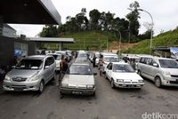 Antrean mobil yang membawa barang.