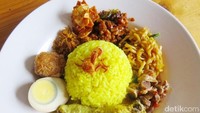  Di kawasan Tangerang kota ada rumah makan SemLo (Semarang Solo) dengan racikan nasi kuning yang pulen. Lauknya opor ayam, bakmi goreng, kering tempe, perkedel dan telurFoto: detikcom