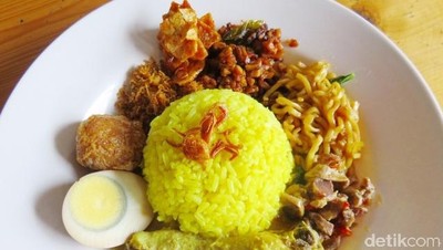 Mau Sarapan Apa? Yuk, Coba 7 Racikan Nasi Kuning Berlauk Komplet Ini!
