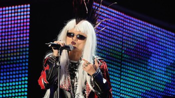 Jack Ma memang senang dengan dunia seni. Ia beberapa kali tampil menyanyi dengan penampilan nyeleneh di hadapan para pegawai Alibaba. Foto: internet