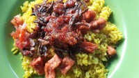 Nasi kuning buatan Maida di Ende ini punya andalan lauk sambal teri yang renyah dan super pedas. Cocok disuap dengan nasi kuning yang pulen wangi.Foto: Istimewa