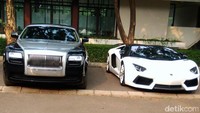 Saat dilokasi didapati dua mobil yakni Lamborghini dan Rolls-Royce. Hanif Hawari/detikHOT