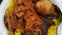 Kalau di Jl. Riburane Makasar, jangan lupa mampir sarapan nasi kuning Riburane yang porsinya memusakan dan sambalnya bikin tendangan sedap.Foto: Istimewa