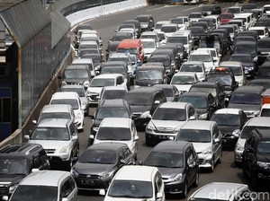 Rest Area Padat Menambah Kemacetan di Tol Jakarta-Cikampek