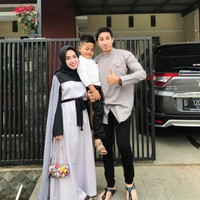 Dalam foto lainnya, terlihat Medina Zein, putranya, dan Lukman tersenyum bahagia ketika merayakan Idul Fitri bersama. Foto: Dok. Instagram @medinazein