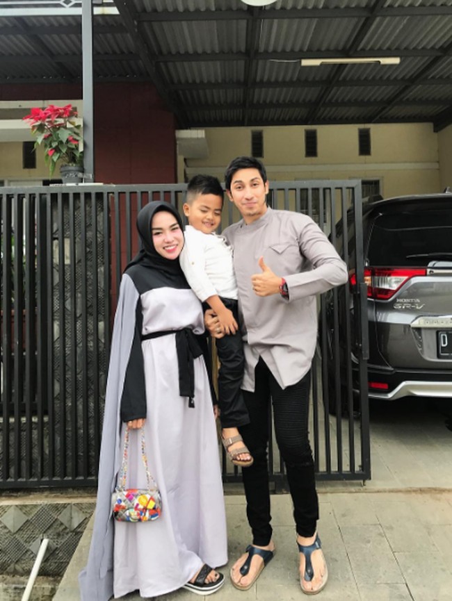 Dalam foto lainnya, terlihat Medina Zein, putranya, dan Lukman tersenyum bahagia ketika merayakan Idul Fitri bersama. Foto: Dok. Instagram @medinazein