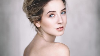 Zoella dahulu magang di sebuah perusahaan desain interior sebelum membuat blog bernama Zoella. Blog ini membahas kecantikan, lifestyle dan fashion, ditujukan untuk remaja. Tak disangka blog itu jadi sangat populer. Foto: Instagram