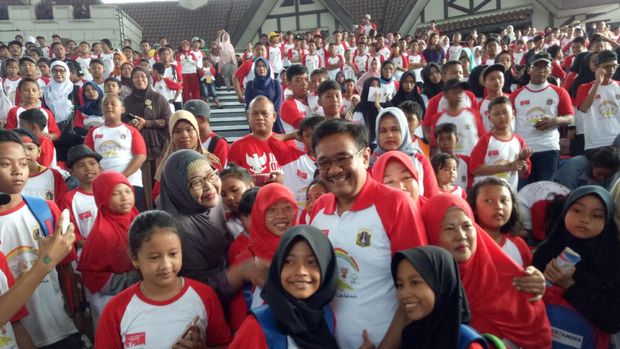 Djarot berharap anak-anak rajin belajar dan menjadi orang sukses.