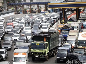 Tol Cikampek Arah Jakarta Macet 12 Km