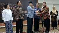 Komisioner KY Farid Wajdi menyerahan buku kepada Ketua KPK Agus Rahardjo.