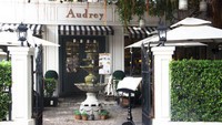 Mau makan menu Barat atau Thailand? Dua-duanya tersedia di Audrey Café & Bistro. Kafe ini didominasi dengan interior hitam putih dengan pencahayaan yang sangat bagus.