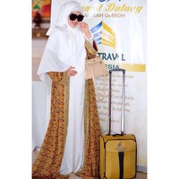 Bertolak ke Tanah Suci, Syahrini mengenakan seragam umrah First Travel bergaya kaftan dengan luaran bernuansa keemasan. Tidak ketinggalan Hermes Birkin menyempurnakan gayanya. Di Instagram, ia menyertakan foto itu dengan hashtag #FirstTravelUmroh dan #VvipFirstTravel. (Foto: Instagram)