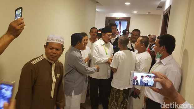 Jemaah Heboh Disambangi Menag Lukman di Hotel