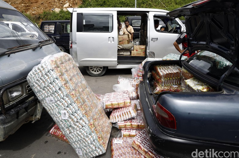 Berjejal Barang-barang Malaysia Masuk Indonesia via PLBN Entikong Berjejal Barang-barang Malaysia Masuk Indonesia via PLBN Entikong