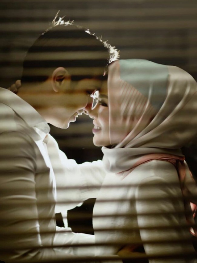Dalam foto lainnya, Medina Zein yang disebut-sebut sebagai miliuner muda karena berpenghasilan miliaran rupiah per bulan itu juga mengunggah momen ketika pre-wedding. Mereka terlihat bahagia. Foto: Dok. Instagram @medinazein