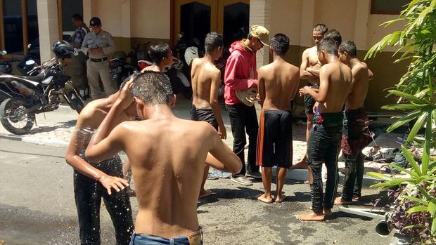 Anak punk disuruh mandi karena penampilannya yang dekil