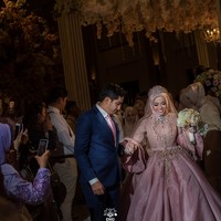 Medina Zein dan Lukman Hakim resmi menikah pada Sabtu (19/8/2017) di Hotel Fairmont, Senayan, Jakarta Pusat. Senyum Medina di foto ini memancarkan betapa bahagia keduanya. Foto: Dok. Instagram @medinazein
