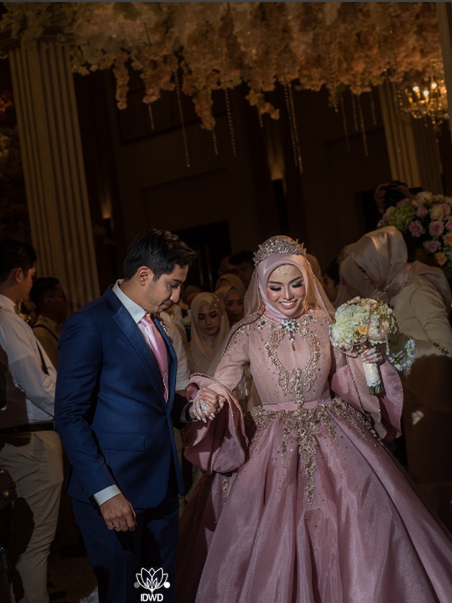 Medina Zein dan Lukman Hakim resmi menikah pada Sabtu (19/8/2017) di Hotel Fairmont, Senayan, Jakarta Pusat. Senyum Medina di foto ini memancarkan betapa bahagia keduanya. Foto: Dok. Instagram @medinazein