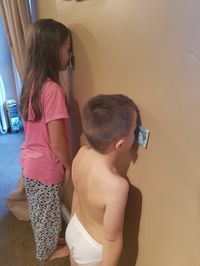 Bisa Ditiru, Cara Unik Ayah Agar Tidak Diganggu Anak Saat Nonton Bola