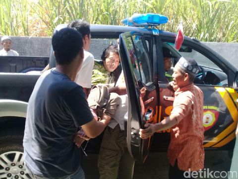 Pelaku berontak saat dibawa ke RS Jiwa Ngawi/