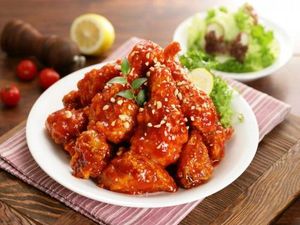 Yuk, Ngemil Chicken Wings Berbalut Keju dan Saus Thailand Malam Ini!