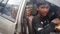 Hermansyah makan di mobilnya.
