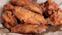 Yan Fried Bee Hoon pernah diantre Perdana Menteri Lee Hsien Loong hingga 30 menit. Chicken wings di sini kulitnya renyah dengan rasa terasi lembut dan dagingnya juicy. Pelengkapnya saus cabai manis pedas. Huahh! Foto: Istimewa