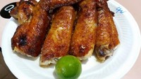 Sempatkan cicip BBQ Grilled Chicken Wings buatan Bedok North BBQ Chicken Wings. Chicken wings di sini disajikan dengan saus sambal yang asam dan potongan jeruk nipis. Foto: Istimewa