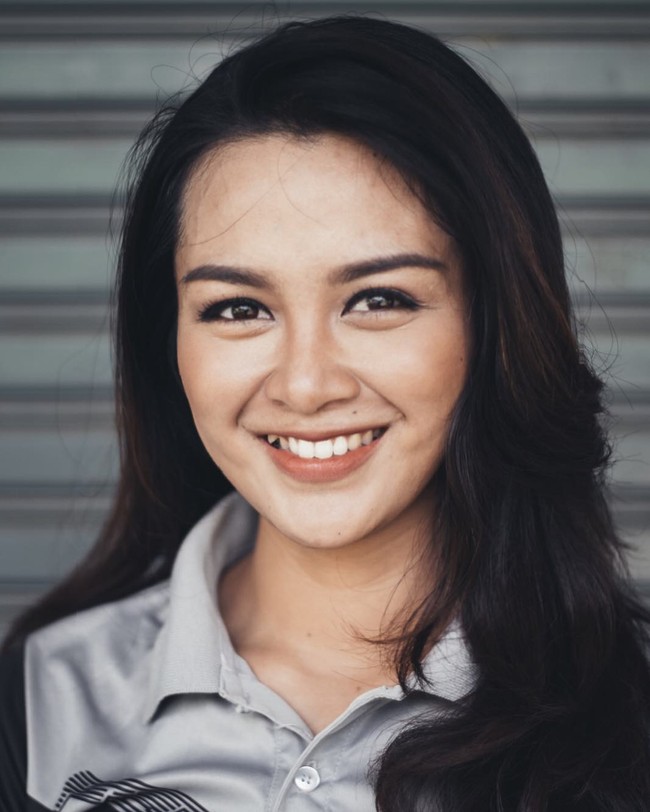Dellie Threesyadinda adalah atlet panahan asal Indonesia yang mengikuti Sea Games 2017. Berparas cantik, anak dari pemanah senior Lillie Handayani ini pernah menjadi bintang iklan sebuah brand pelembap tubuh. Foto: Instagram
