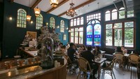 Featherstone Bistro Cafe and Lifestyle Shop memiliki interior menawan seperti kafe klasik di Paris. Di sini Anda bisa menikmati masakan barat mulai dari salad hingga pizza.