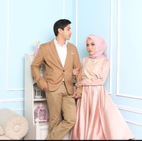 Di foto pre-wedding lainnya terlihat Medina Zein sedang merangkul tangan Lukman dan pria 30 tahun itu pun menatap mata wanita yang kini menjadi istrinya. Foto: Dok. Instagram @medinazein