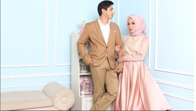 Di foto pre-wedding lainnya terlihat Medina Zein sedang merangkul tangan Lukman dan pria 30 tahun itu pun menatap mata wanita yang kini menjadi istrinya. Foto: Dok. Instagram @medinazein